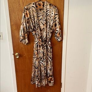Chic Animal Print Midi Satin Robe. New without Tag. Size L/XL